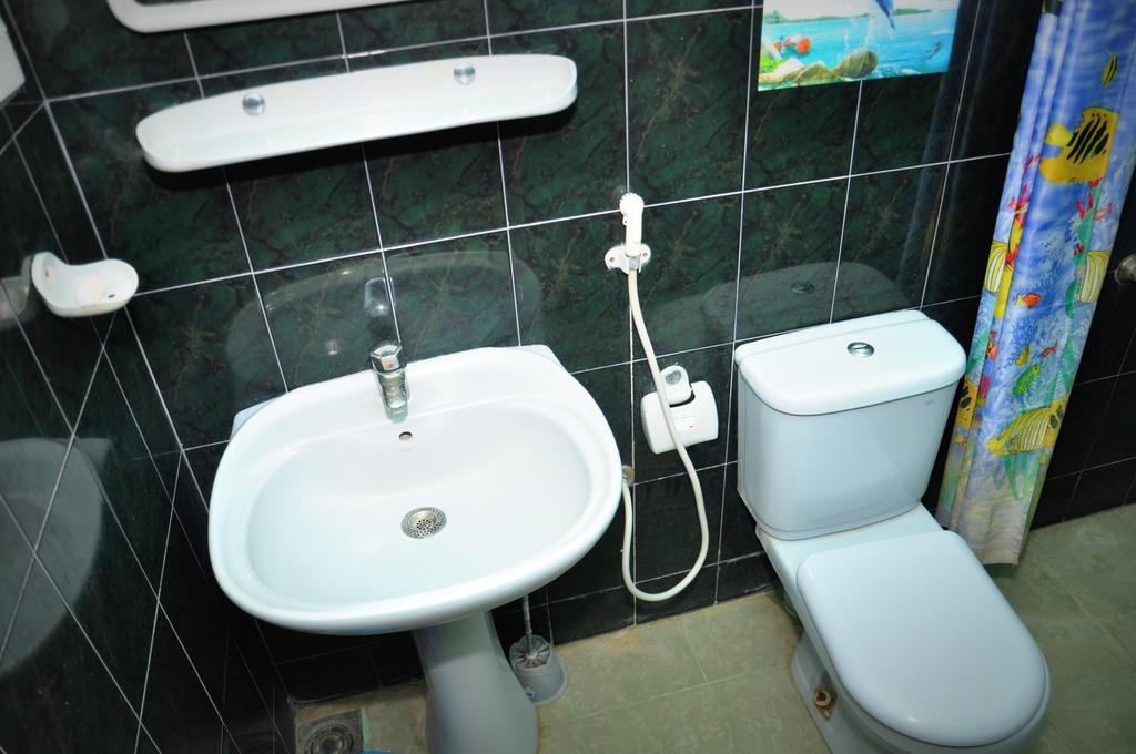 Blumarine Guest House Negombo Room photo