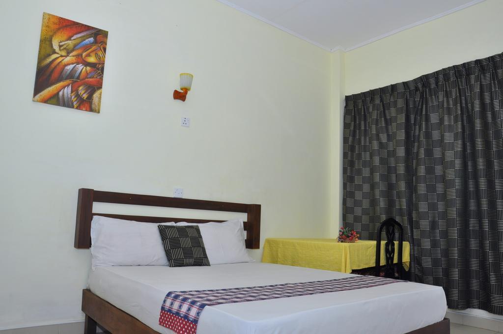 Blumarine Guest House Negombo Room photo