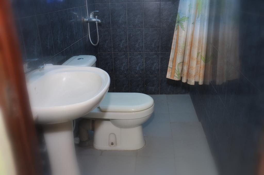 Blumarine Guest House Negombo Room photo