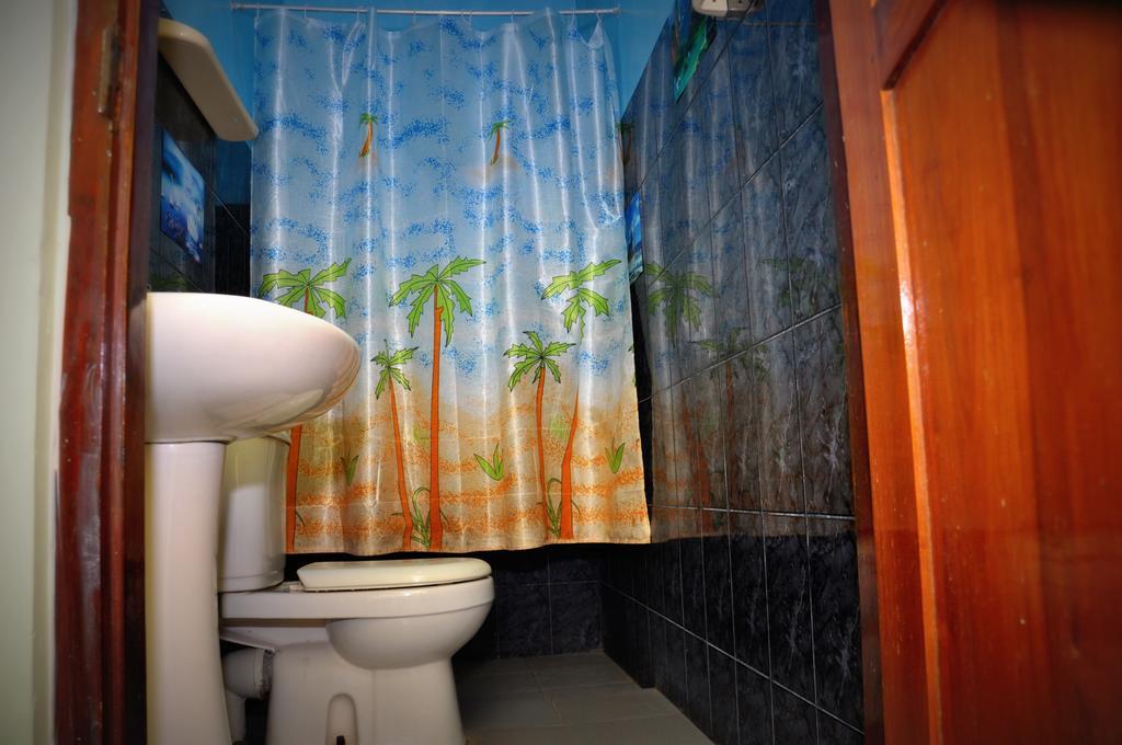 Blumarine Guest House Negombo Room photo